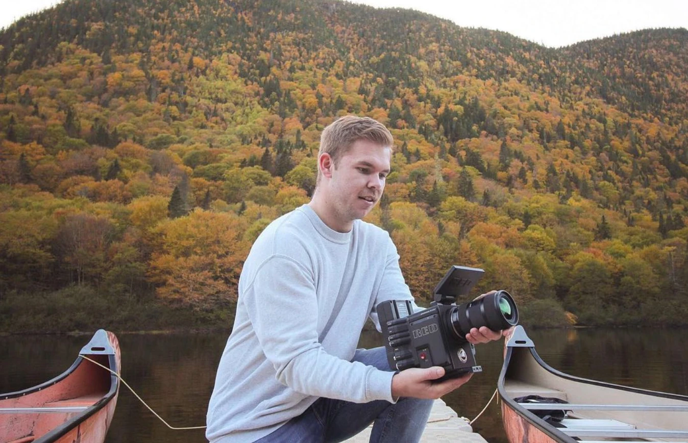 Vidéographe avec une caméra Red Raven dans les montagnes en automne